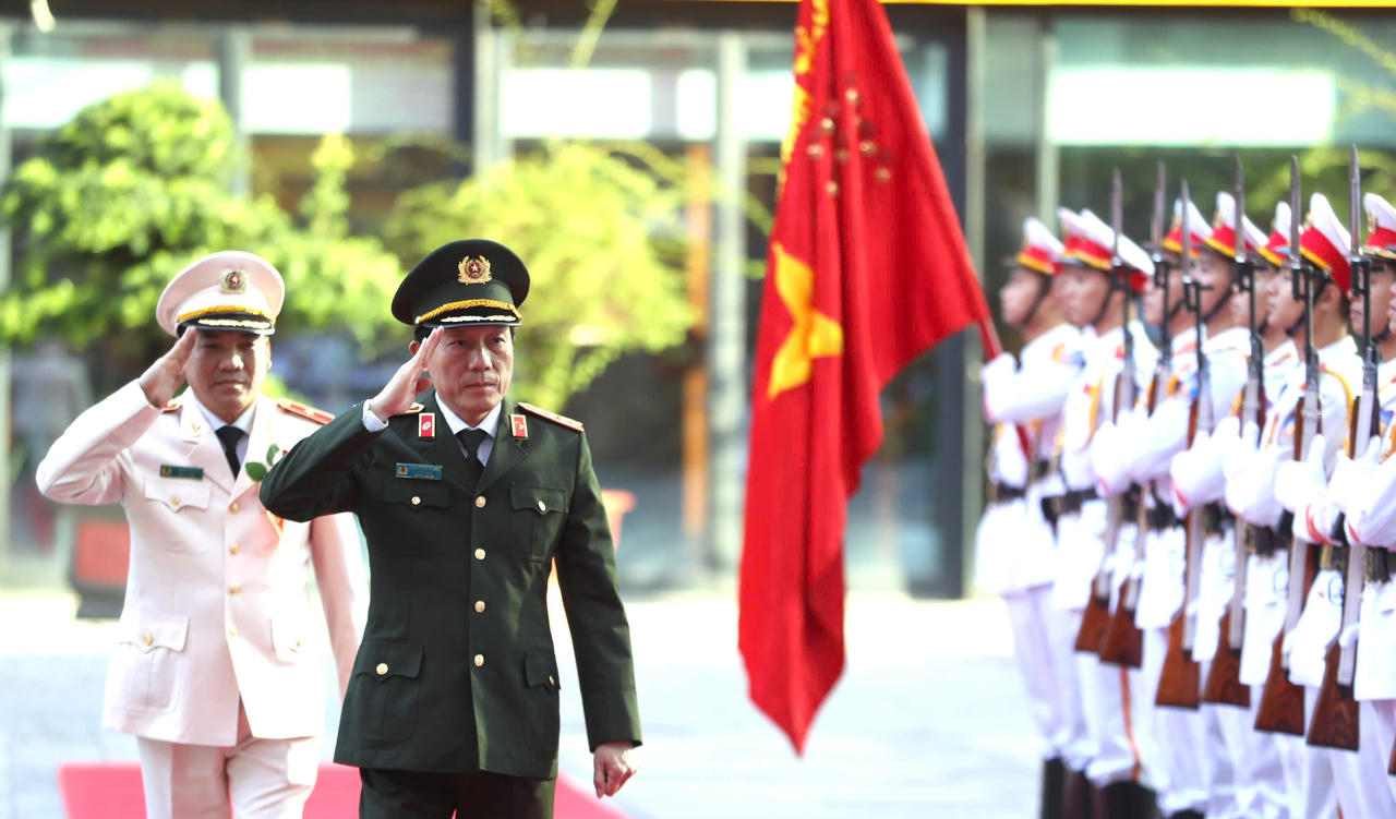 Trang trọng nghi thức đón tiếp&nbsp;Đại tướng Lương Tam Quang - Ủy viên Bộ Chính trị, Bí thư Đảng ủy Công an Trung ương, Bộ trưởng Bộ Công an đến dự Lễ.