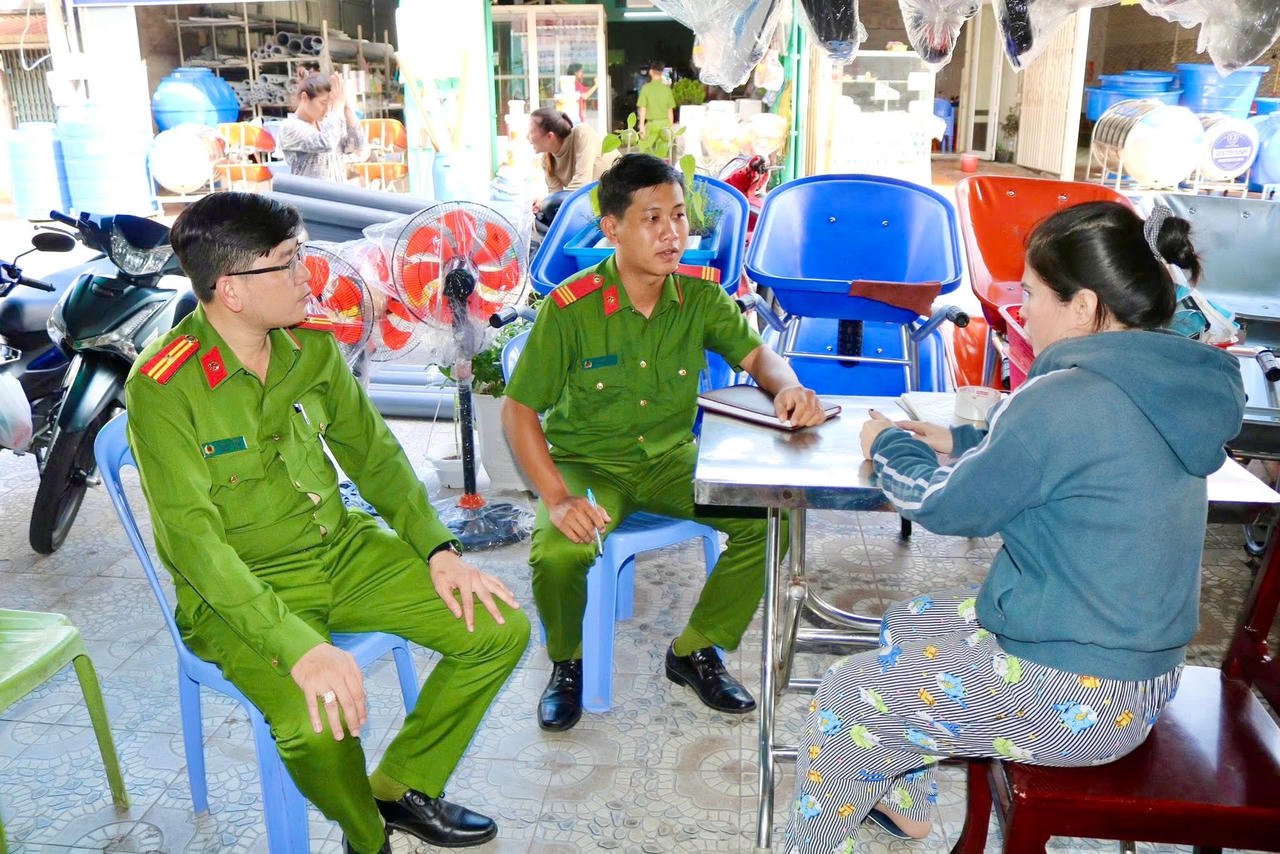 Lực lượng Công an cơ sở “đi từng ngõ, gõ từng nhà” vận động ký cam kết “Gia đình không ma túy”.