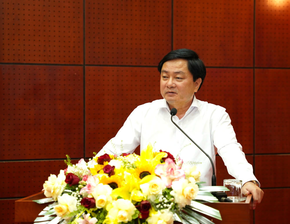 Bí thư Tỉnh ủy Tây Ninh Nguyễn Văn Quyết trình bày những kiến nghị, đề xuất với Bộ trưởng Bộ Quốc phòng.