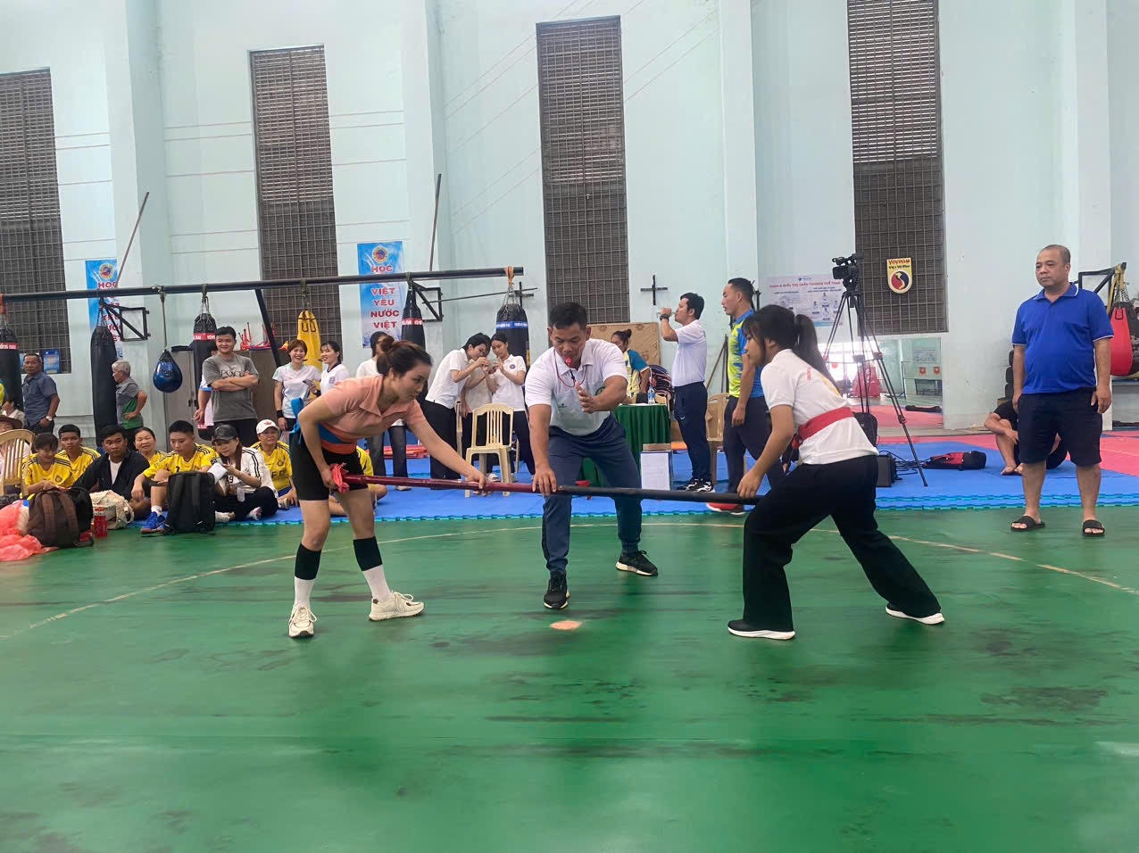 Các vận động viên là đồng bào dân tộc thiểu số tranh tài ở nội dung đẩy gậy tại một cuộc thi.