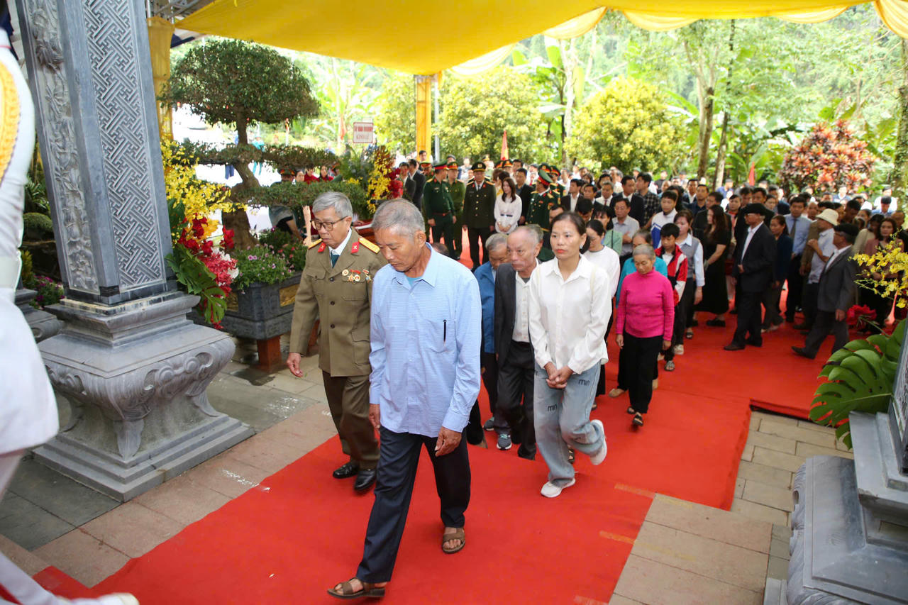 Thân nhân các liệt sĩ và cựu chiến binh xúc động dâng hương tưởng niệm các Anh hùng liệt sĩ hy sinh tại Hang Tám Cô trong lễ truy điệu và khánh thành công trình tôn tạo di tích.