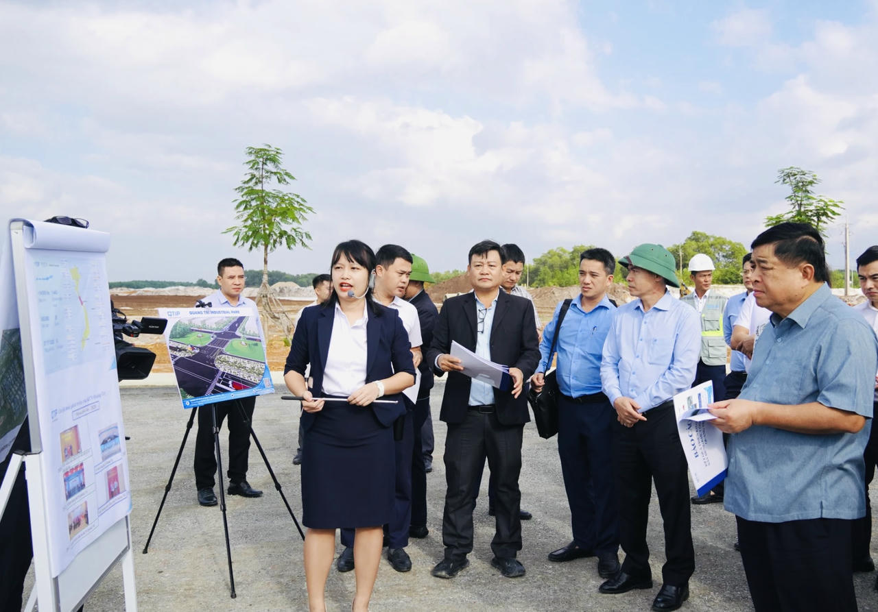 Phó Thủ tướng Nguyễn Chí Dũng kiểm tra các dự án trọng điểm tại Quảng Trị