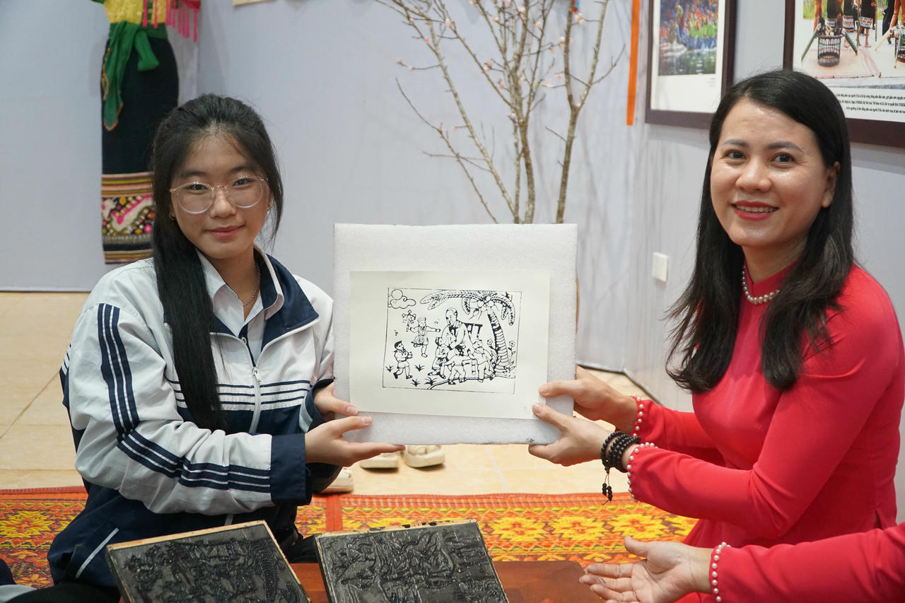 Các em học sinh trải nghiệm in tranh dân gian Đông Hồ. Ảnh: Tuyết Lan