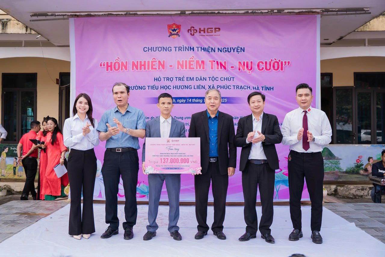Đại diện nhà trường nhận biểu trưng của đơn vị tài trợ kinh phí cho 300 suất ăn trưa với số tiền 137 triệu đồng 