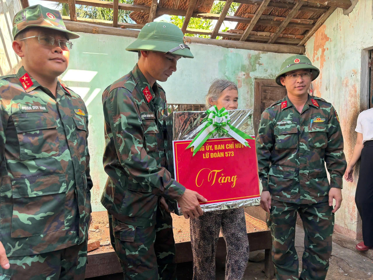 Lãnh đạo xã Tuy Phước Bắc thăm hỏi, động viên và trao quà hỗ trợ cho một hộ gia đình có nhà bị sập.