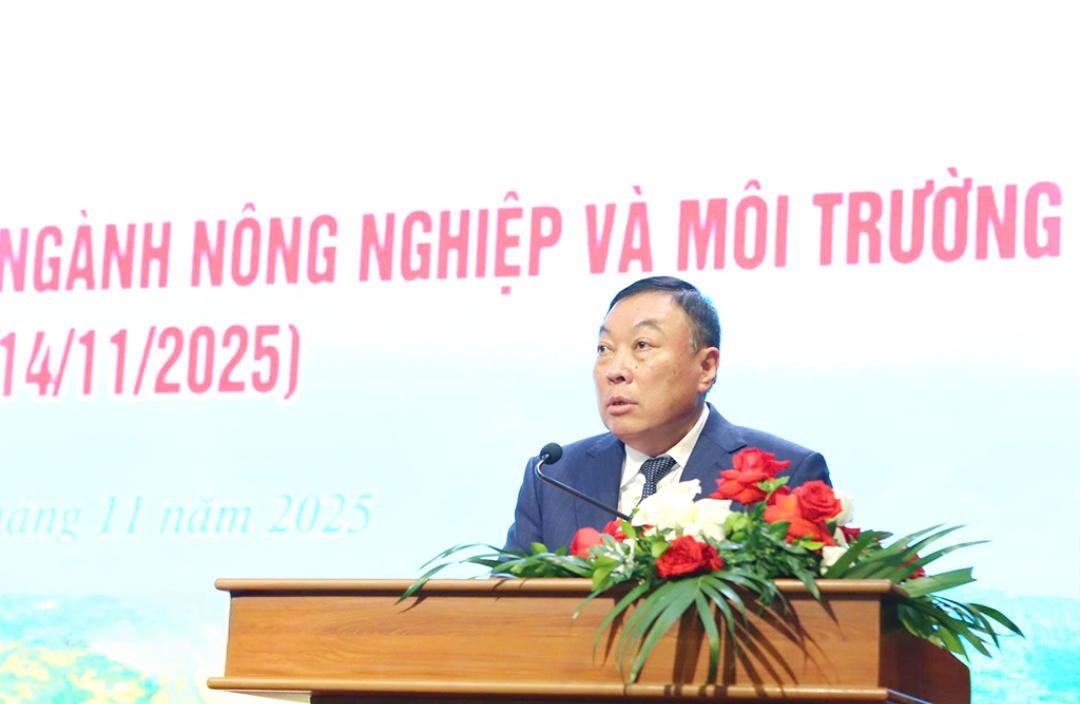 Ông Đinh Văn Tiên - Giám đốc Sở NN &amp; MT tỉnh Ninh Bình phát biểu ôn lại truyền thống vẻ vang trong 80 năm qua của ngành (Ảnh: Văn Đại)