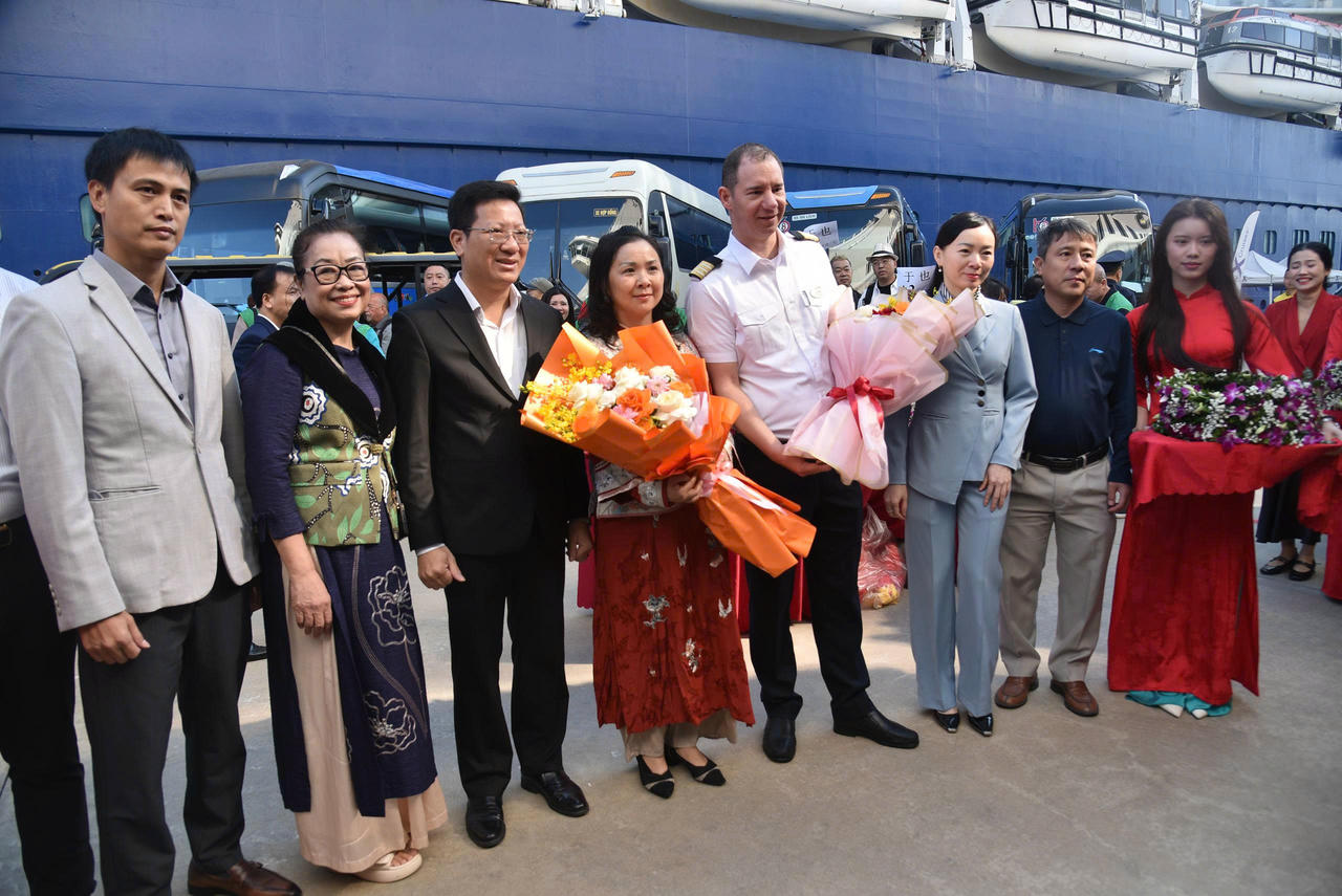 Lãnh đạo Sở Văn hóa, Thể thao và Du lịch Quảng Ninh cùng đại diện các đơn vị cảng tàu, lữ hành đã nồng nhiệt đón tiếp, tặng hoa ngay tại cầu cảng.