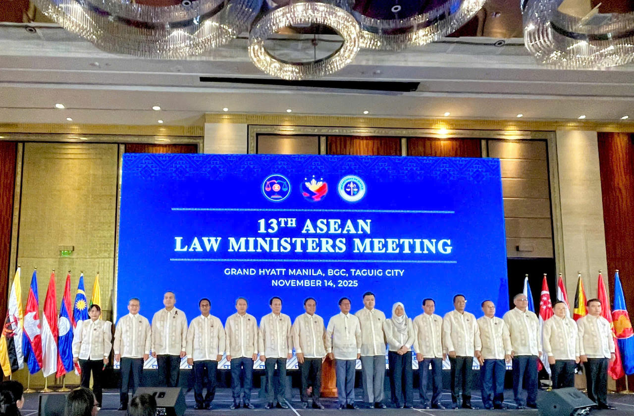 Bộ trưởng Tư pháp các nước ASEAN, Bộ trưởng các nước ASEAN ký Công ước dẫn độ, Tổng Thư ký ASEAN chụp với Tổng thống Philippines