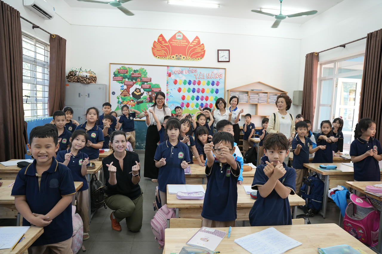 Trao quà tại trường tiểu học và THCS 915 Gia Sàng.