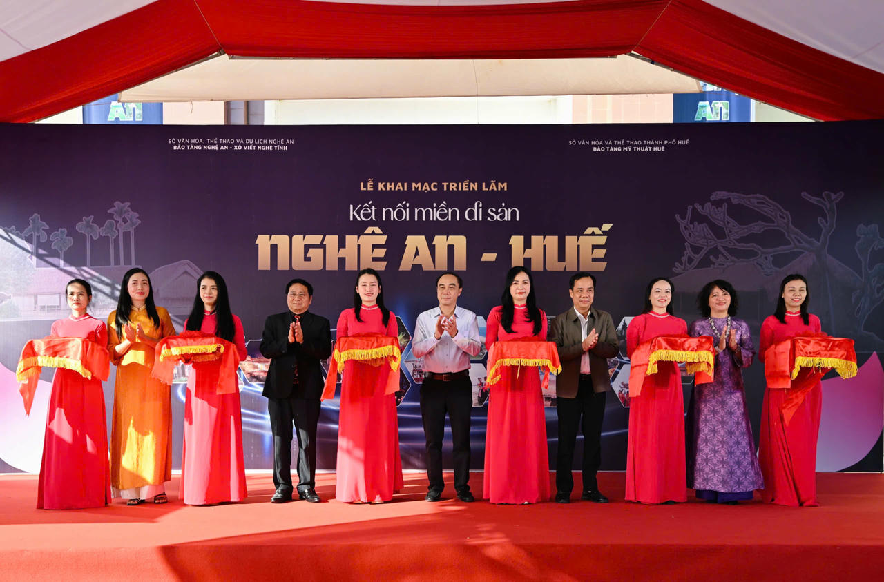 Các đại biểu cắt băng khánh thành Triển lãm.