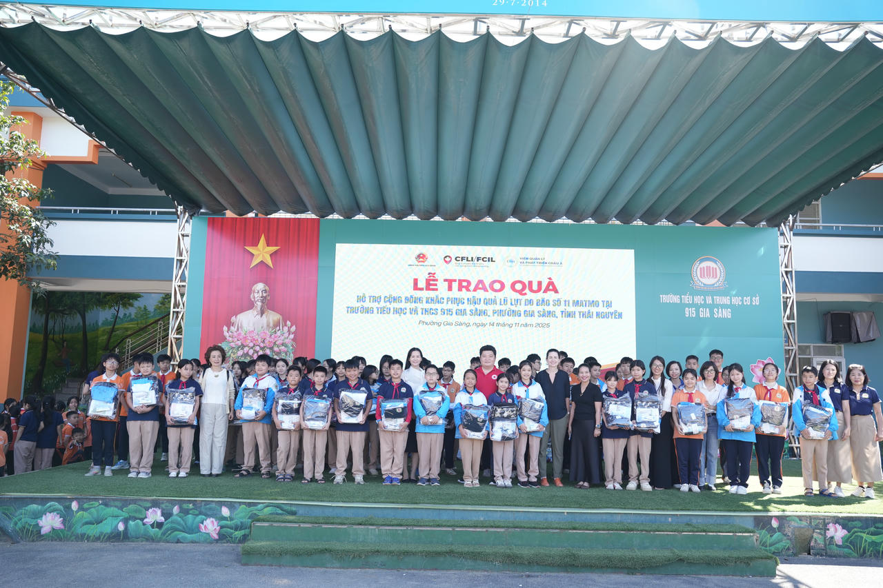 Trao quà tại trường tiểu học và THCS 915 Gia Sàng.