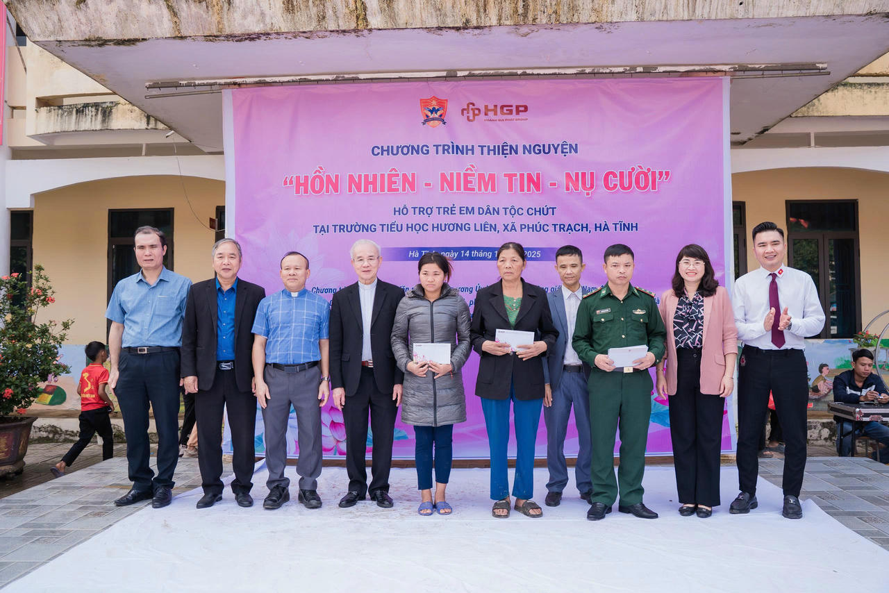 Một số phụ huynh của học sinh người Chứt và Mường cùng đại diện địa phương nhận phần quà tài trợ của Chương trình