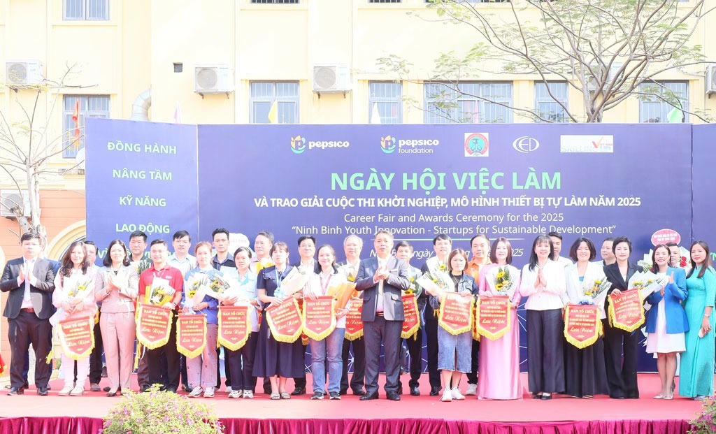 Ban Tổ chức trao Cờ lưu niệm cho các đơn vị (Ảnh: Chu Bình)