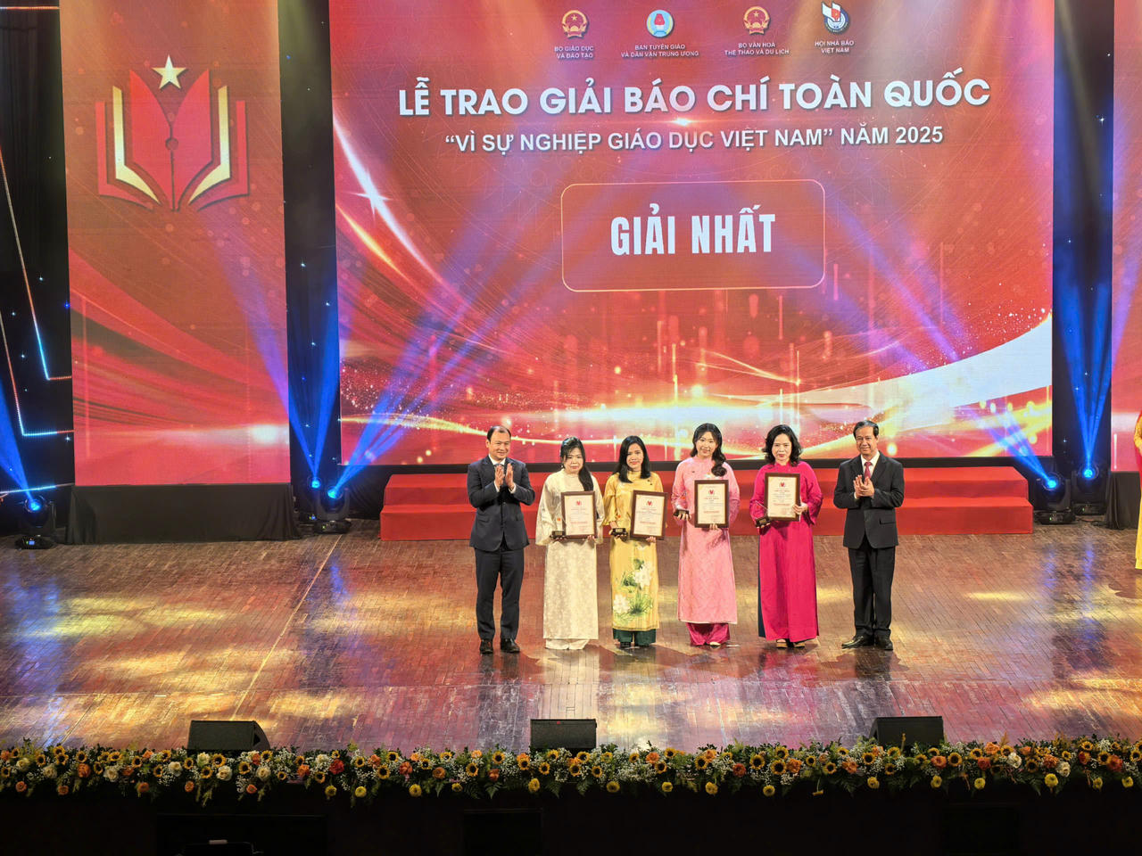 Ở mùa giải năm nay, Ban Tổ chức nhận được hơn 800 tác phẩm từ bốn loại hình báo chí: báo in, báo điện tử, phát thanh và truyền hình. (Nguồn: Tuấn Anh)