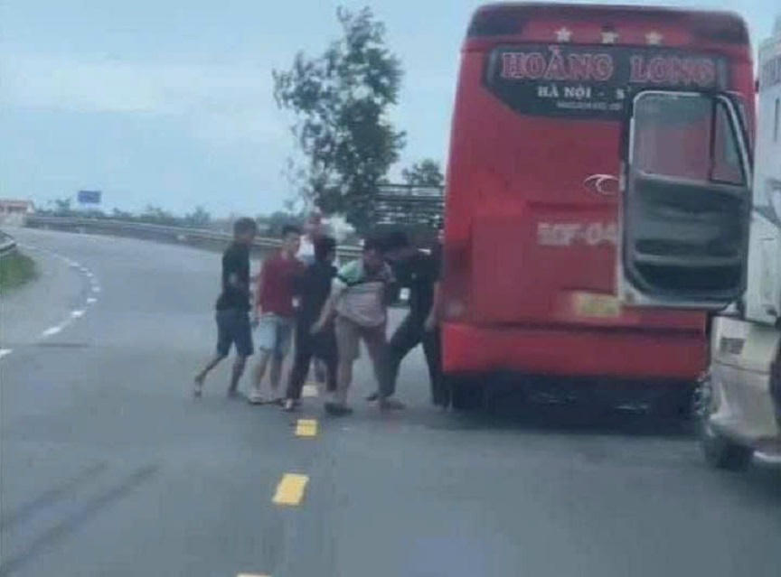 Người đàn ông bị đánh vùng vẫy, thoát khỏi đám đông chạy về phía cabin xe container.