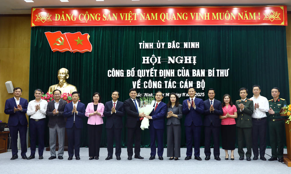 Ban Thường vụ Tỉnh ủy Bắc Ninh tặng hoa chúc mừng tân Phó Bí thư Tỉnh uỷ Phạm Hoàng Sơn.