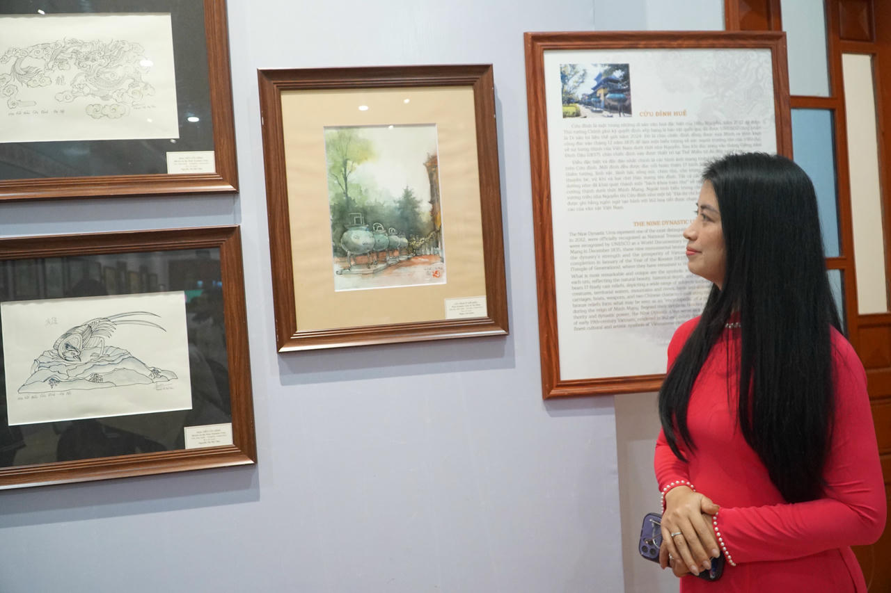 Trưng bày những tác phẩm in hoa văn trên cửu đỉnh Huế - bảo vật quốc gia, di sản tư liệu thế giới năm 2024. Ảnh: Tuyết Lan