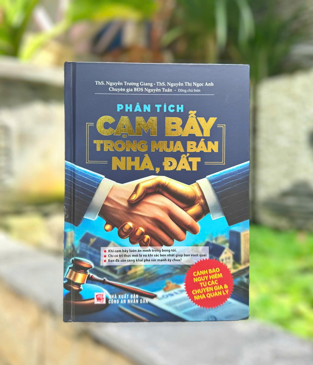 Bìa sách&nbsp;“Phân tích cạm bẫy trong mua bán nhà, đất”.&nbsp;