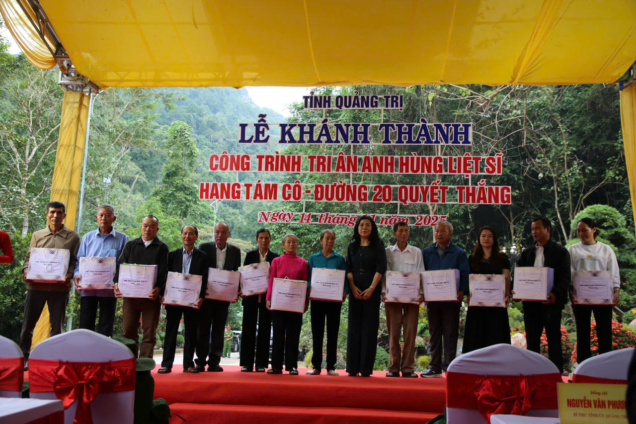 Trao quà tri ân cho thân nhân các liệt sĩ trong Lễ khánh thành công trình tôn tạo Di tích quốc gia đặc biệt Hang Tám Cô, đường 20 Quyết Thắng.