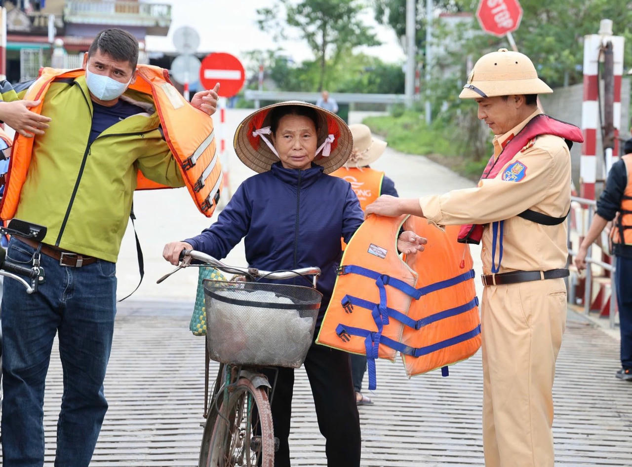 Để bảo đảm an toàn giao thông đường thủy, vai trò của chủ bến, người điều khiển phương tiện và hành khách là yếu tố then chốt. 