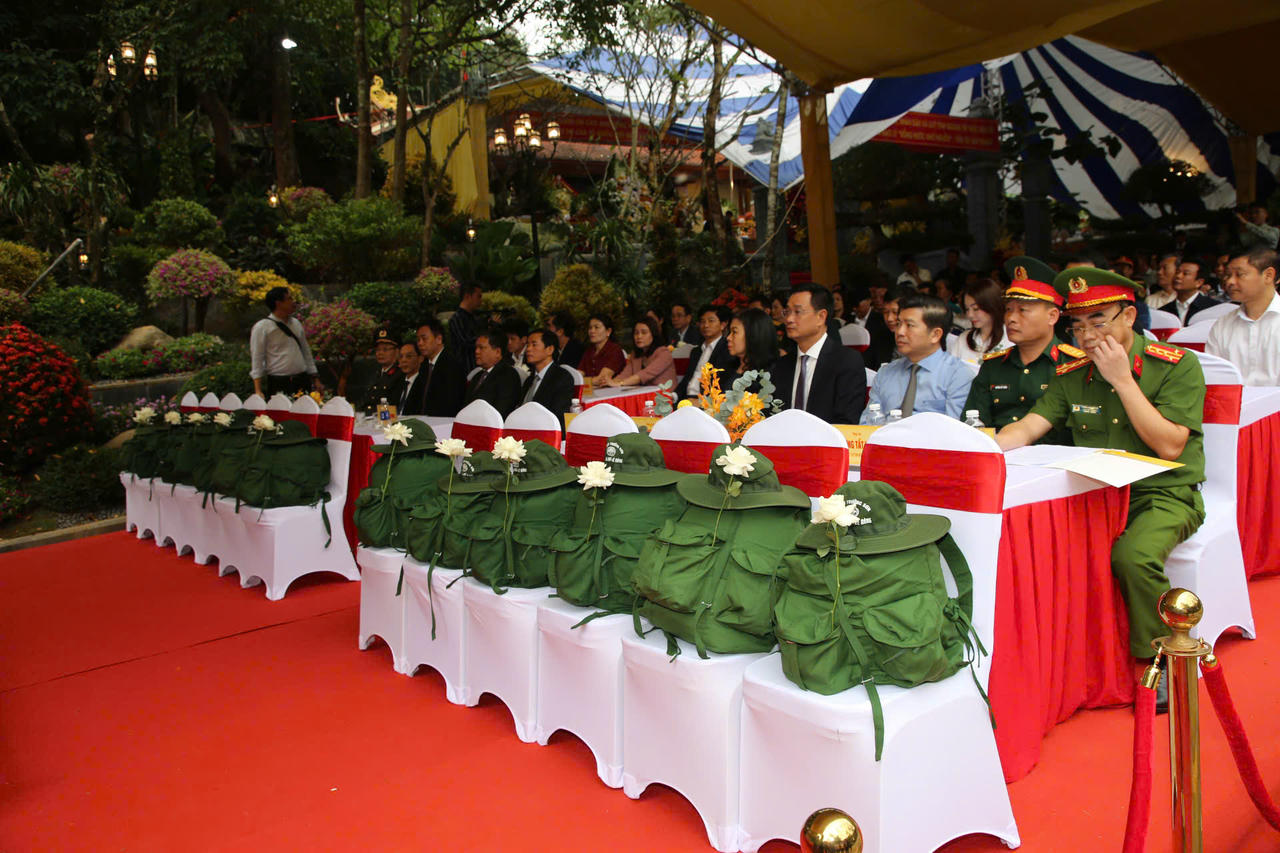 Hàng ghế dành cho 8 thanh niên xung phong và 5 chiến sĩ hy sinh tại Hang Tám Cô, với ba lô và mũ Trường Sơn được đặt trang trọng trong lễ truy điệu và khánh thành công trình tôn tạo Di tích quốc gia đặc biệt.