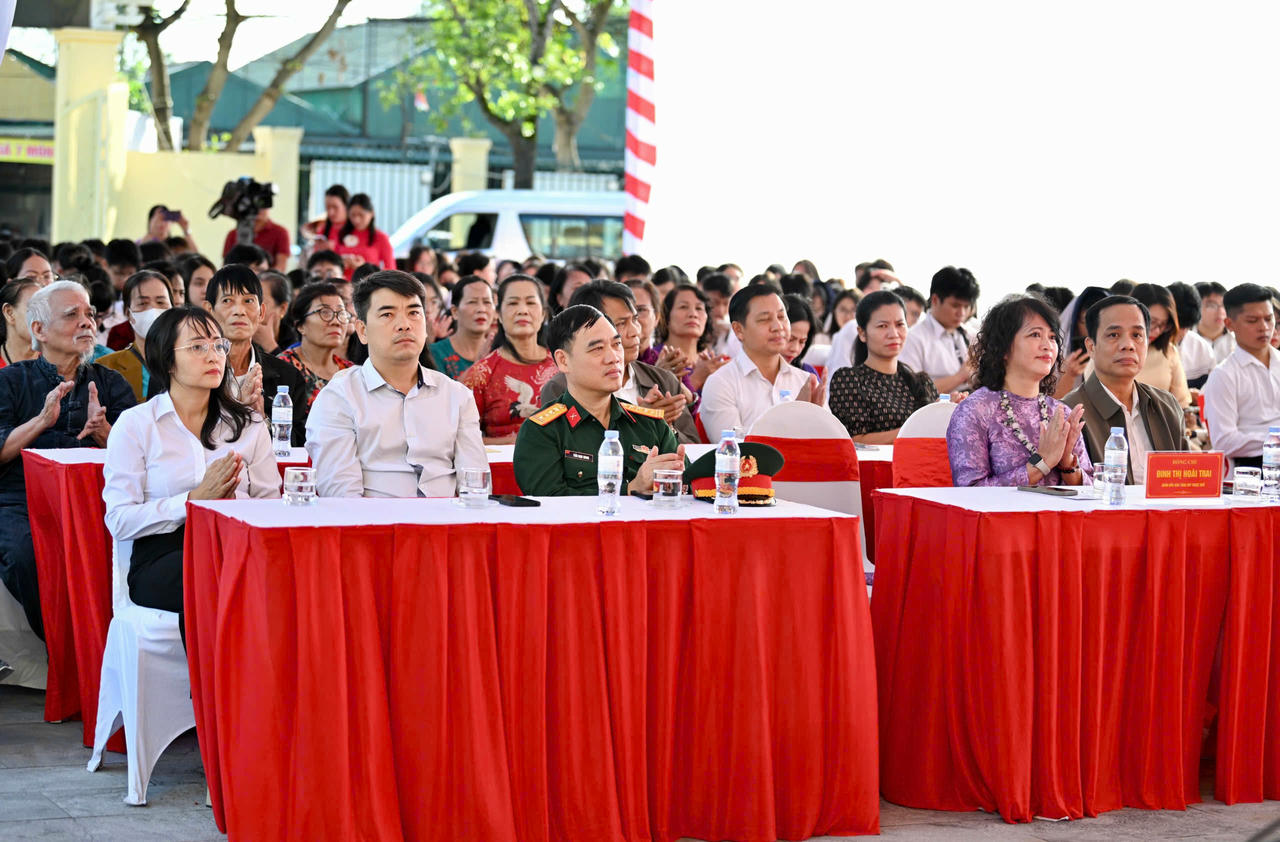 Đại biểu tham dự khai mạc Triển lãm. 