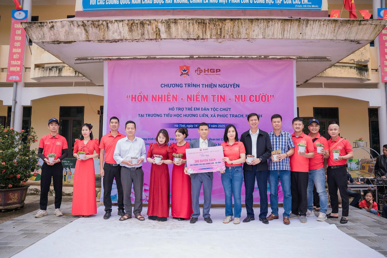 Đại diện nhà trường cùng các thầy cô giáo nhận biểu trưng 300 cuốn sách 