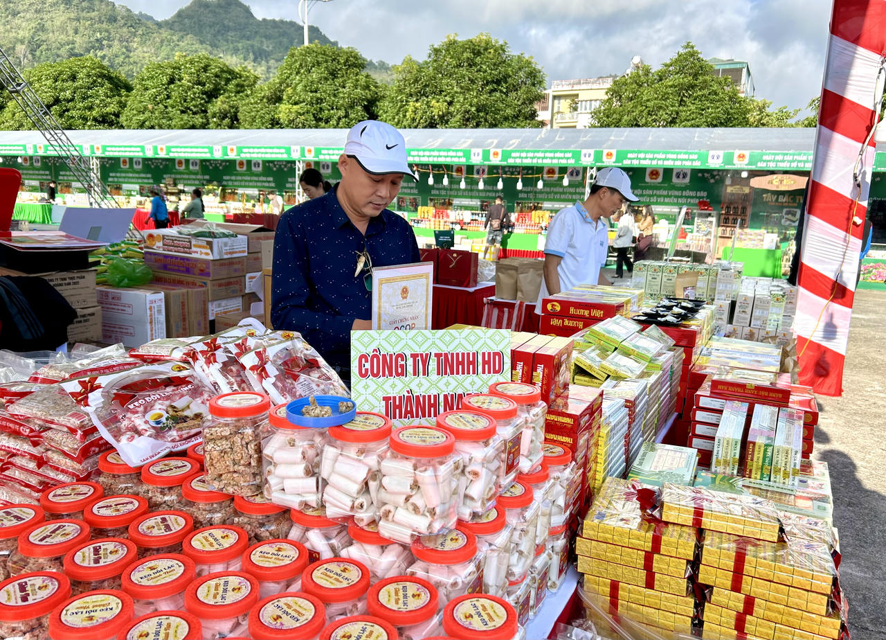 Ngày hội là sự quy tụ của 74 gian hàng đến từ nhiều địa phương.