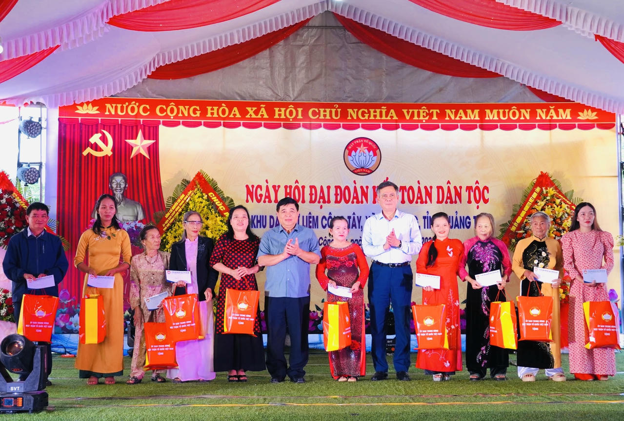 Phó Thủ tướng Nguyễn Chí Dũng dự Ngày hội 'Đại đoàn kết toàn dân tộc' tại Quảng Trị