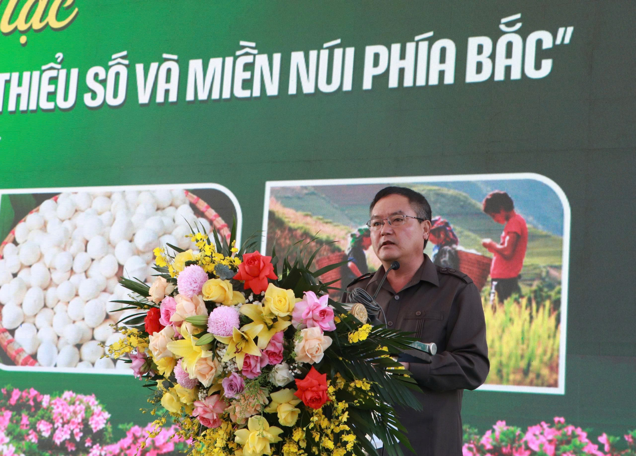 Ông Giàng A Tính phát biểu tại ngày hội.