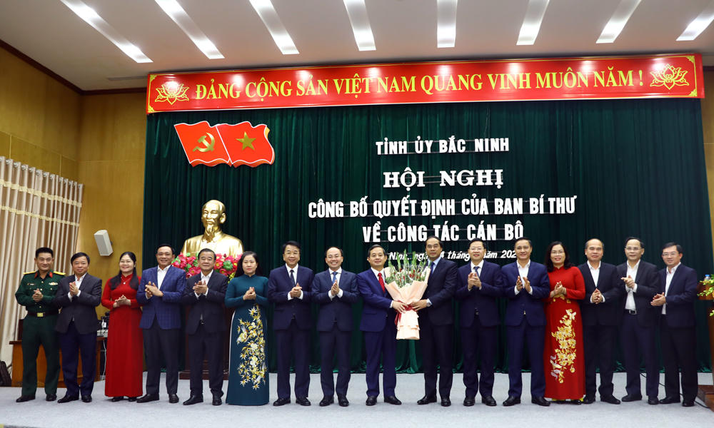 Ban Thường vụ Tỉnh ủy Thái Nguyên tặng hoa chúc mừng Phó Bí thư tỉnh ủy Bắc Ninh Phạm Hoàng Sơn.