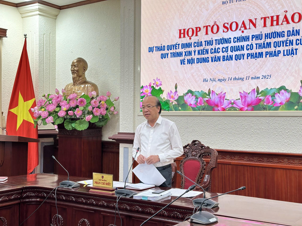 Thứ trưởng Phan Chí Hiếu phát biểu tại cuộc họp. Ảnh: Vân Anh