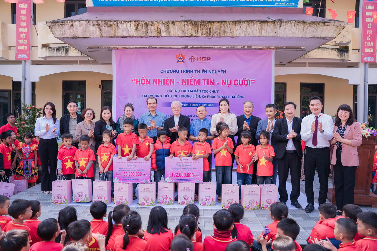 Ban tổ chức đã trao tặng 300 suất ăn trưa cho những trẻ em người Chứt và Mường có hoàn cảnh khó khăn học tập tại trường và nhận đỡ đầu 22 cháu bé đến 18 tuổi.