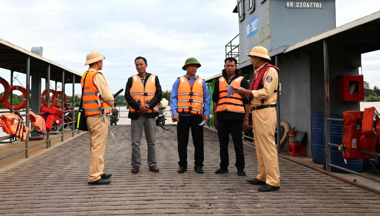 Ninh Bình siết chặt an toàn giao thông đường thủy tại các bến phà, bến đò ngang sông
