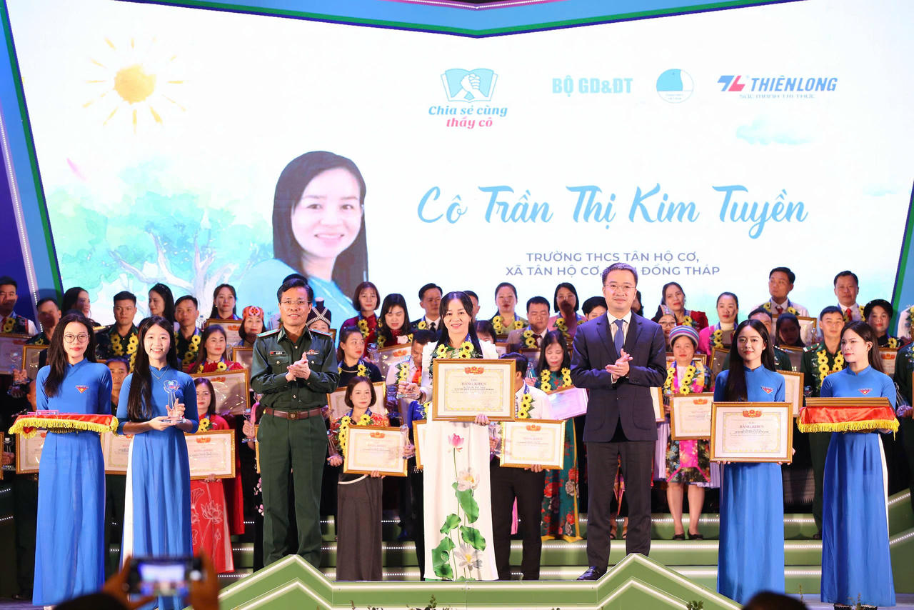 Tôn vinh 80 thầy cô tiêu biểu trong chương trình 'Chia sẻ cùng thầy cô 2025'