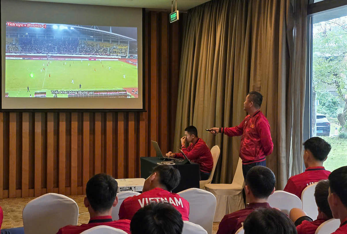 HLV Đinh Hồng Vinh mổ băng trận giữa U22 Trung Quốc và U22 Việt Nam