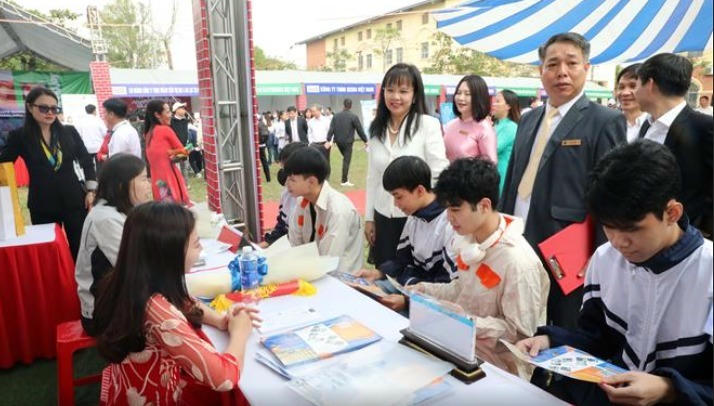 Các doanh nghiệp và học sinh, sinh viên tham gia ngày hội việc làm.