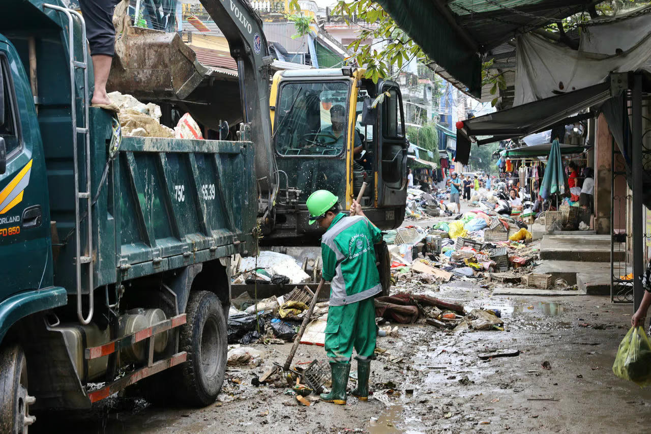 Thành phố Huế tập trung khắc phục hậu quả sau mưa lũ.