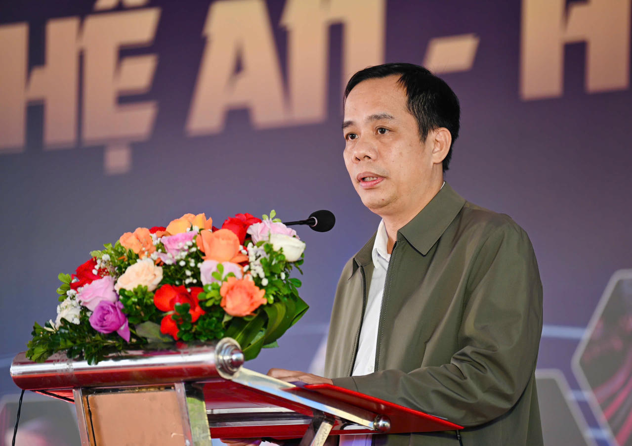 Ông Bùi Công Vinh - Phó Giám đốc Sở Văn hoá, Thể thao và Du lịch tỉnh Nghệ An phát biểu khai mạc Triển lãm. Ảnh: Gió Lào