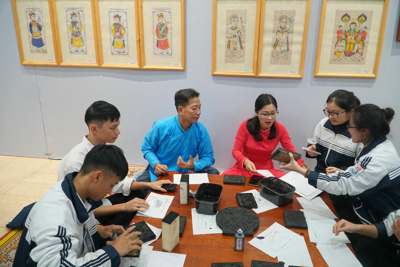 Trải nghiệm làm tranh làng Sình - dòng tranh nổi tiếng hơn 400 năm xứ Huế. Ảnh: Tuyết Lan