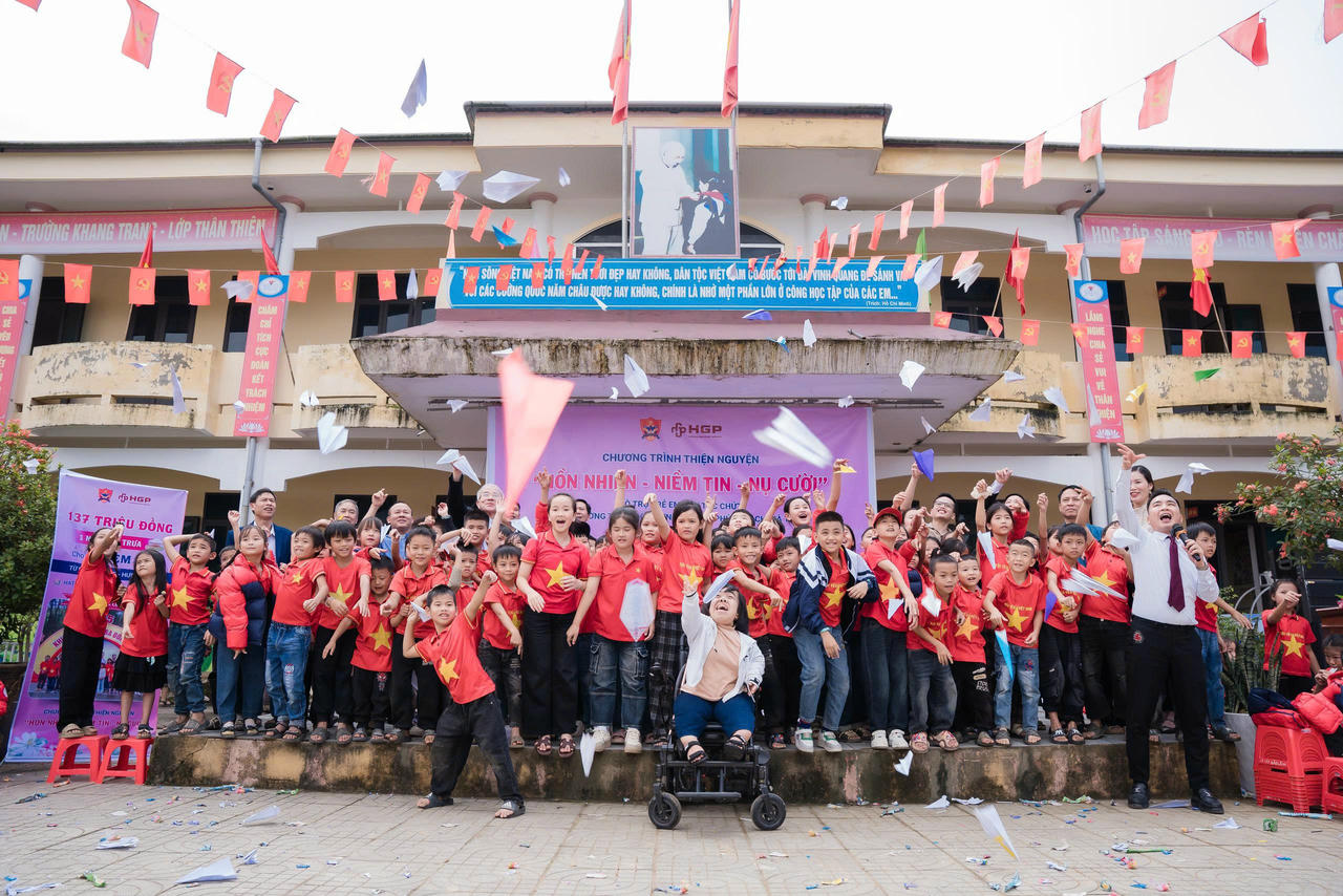 Chương trình 'Hồn nhiên – Niềm tin – Nụ cười' - ươm mầm ước mơ cho trẻ em Chứt – Mường giữa đại ngàn Trường Sơn