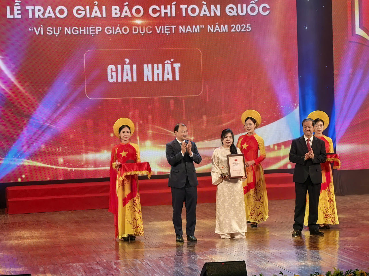 Việc Báo Pháp luật Việt Nam được xướng tên tại một giải thưởng báo chí uy tín về giáo dục tiếp tục khẳng định tinh thần trách nhiệm và sự dấn thân của đội ngũ phóng viên, biên tập viên. (Nguồn: Tuấn Anh)