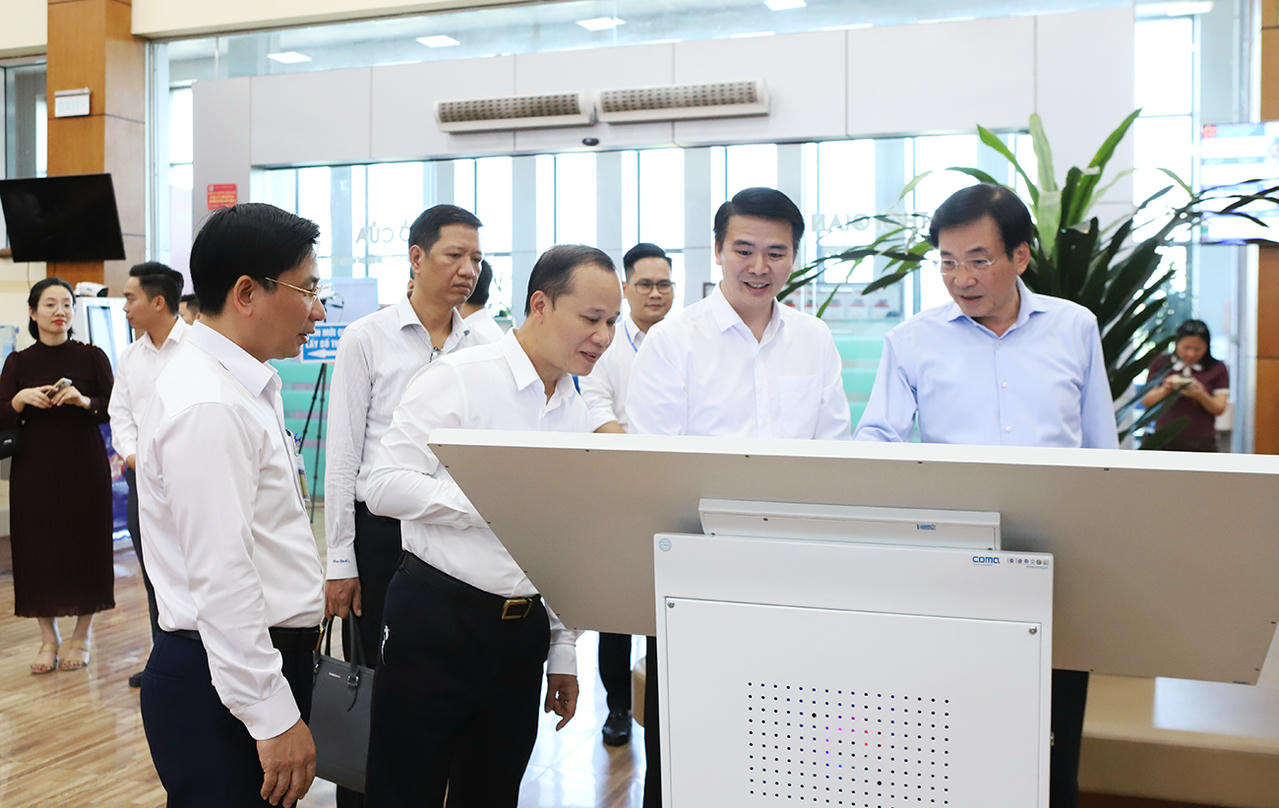 Ông Trần Văn Sơn, Bộ trưởng, Chủ nhiệm Văn phòng Chính phủ và lãnh đạo UBND tỉnh Bắc Ninh cùng Đoàn công tác thăm Trung tâm Phục vụ hành chính công tỉnh Bắc Ninh.
