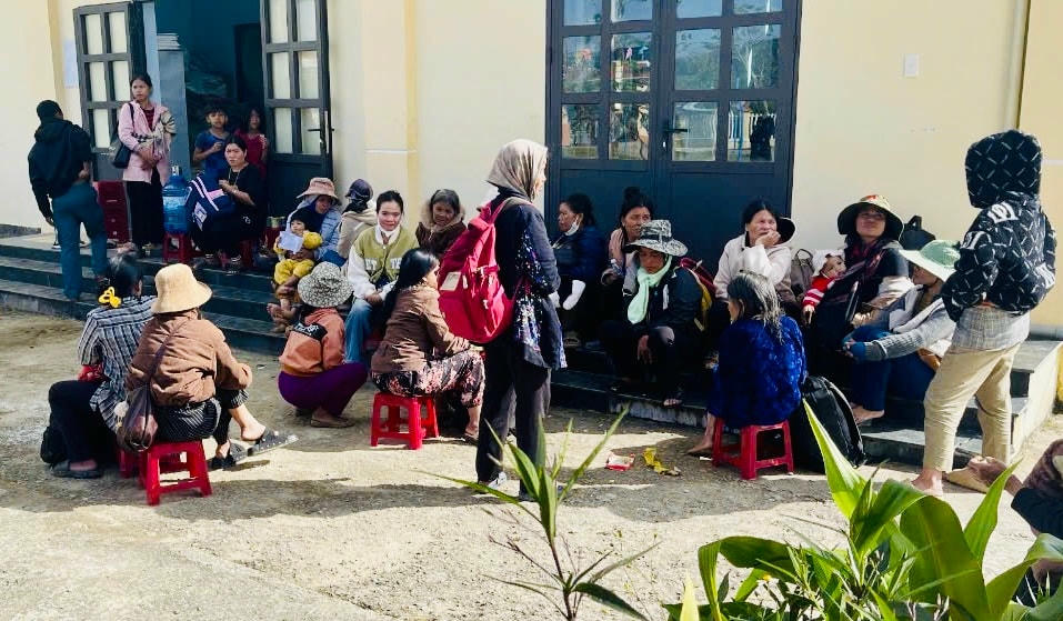 Chính quyền xã Hùng Sơn di dời người dân trong khu vực nguy hiểm đến nơi tránh trú an toàn.&nbsp;