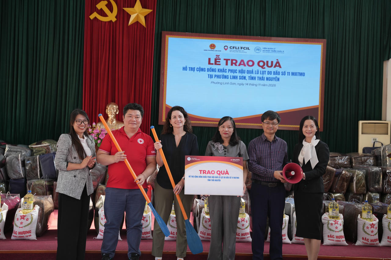 Trao quà cho UBND phường Linh Sơn.