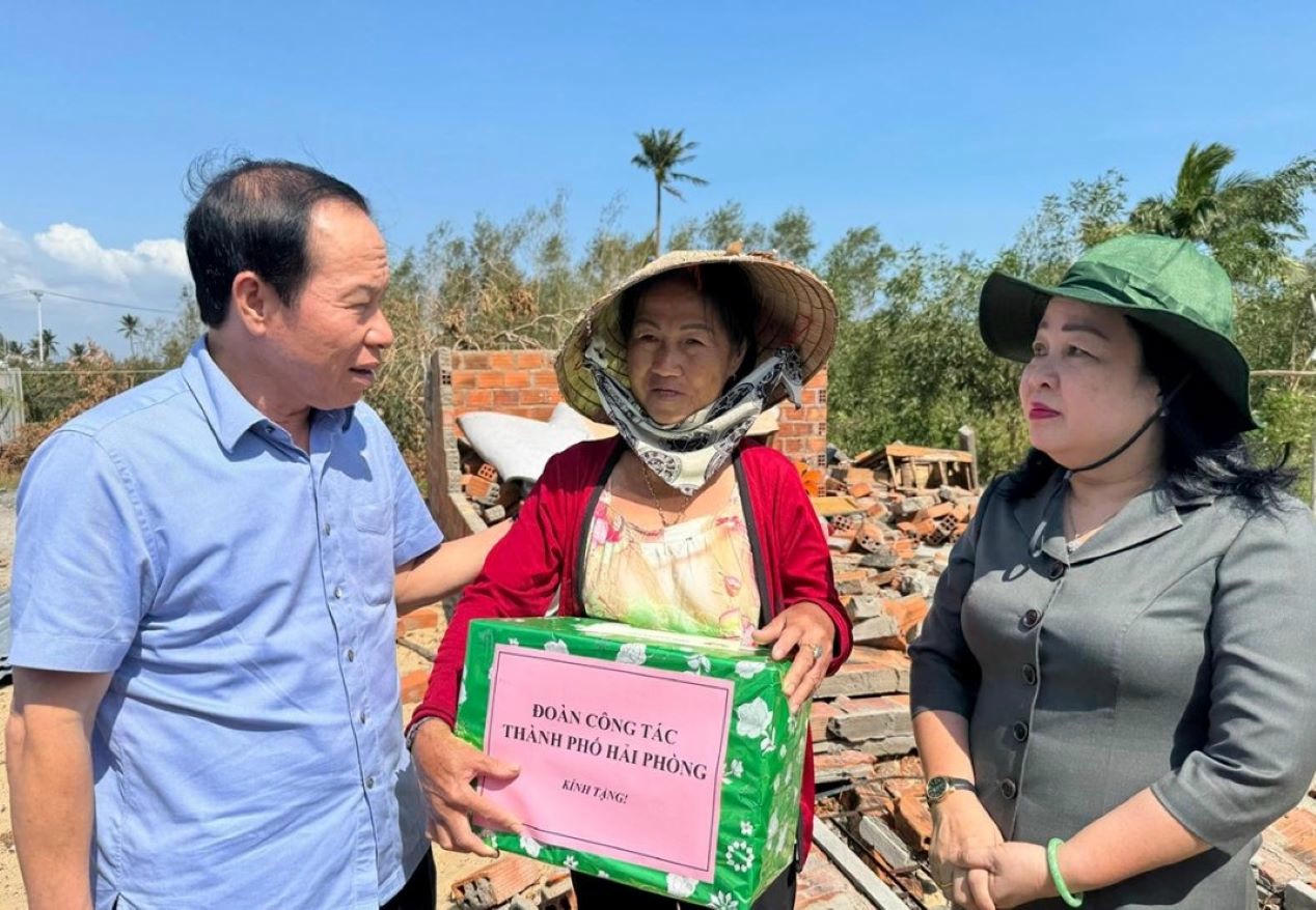 Bí thư Thành ủy Hải Phòng Lê Tiến Châu thăm hỏi, tặng quà hỗ trợ gia đình bà Lê Thị Hiền. (Ảnh Như Thanh)