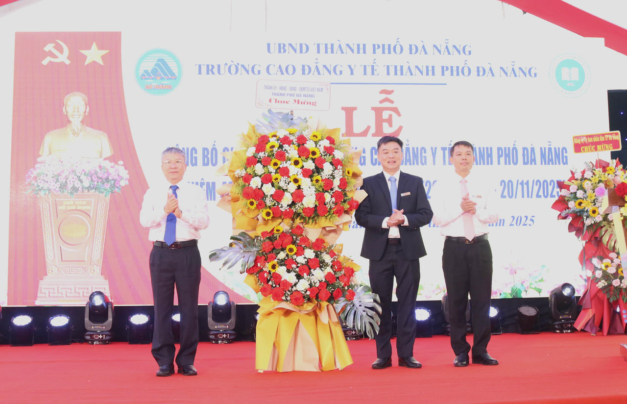 Phó Bí thư Thành ủy, Chủ tịch HĐND TP Đà Nẵng Nguyễn Đức Dũng tặng hoa, chúc mừng Nhà trường.