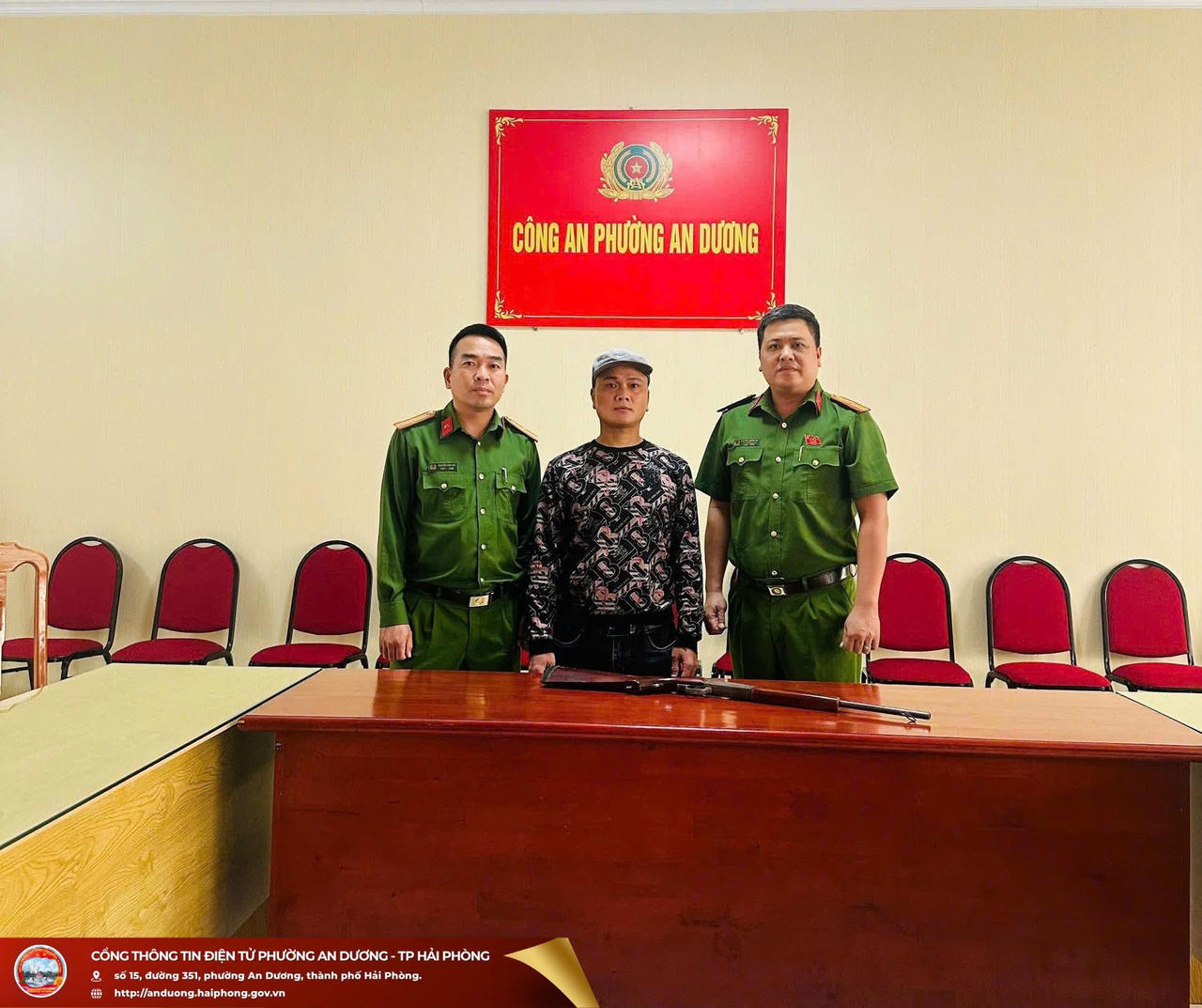  Người dân chủ động đến công an phường giao nộp 2 khẩu súng và 30 viên đạn