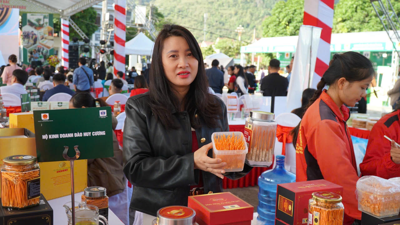 Rất nhiều sản phẩm được trưng bày tại các gian hàng.