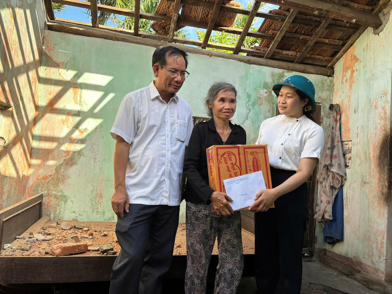 Lãnh đạo xã Tuy Phước Bắc thăm hỏi, động viên và trao quà hỗ trợ cho một hộ gia đình có nhà bị sập.